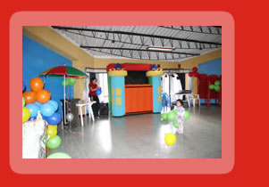 Titeres gigantes y teatrinos inflables para fiestas infantiles.
